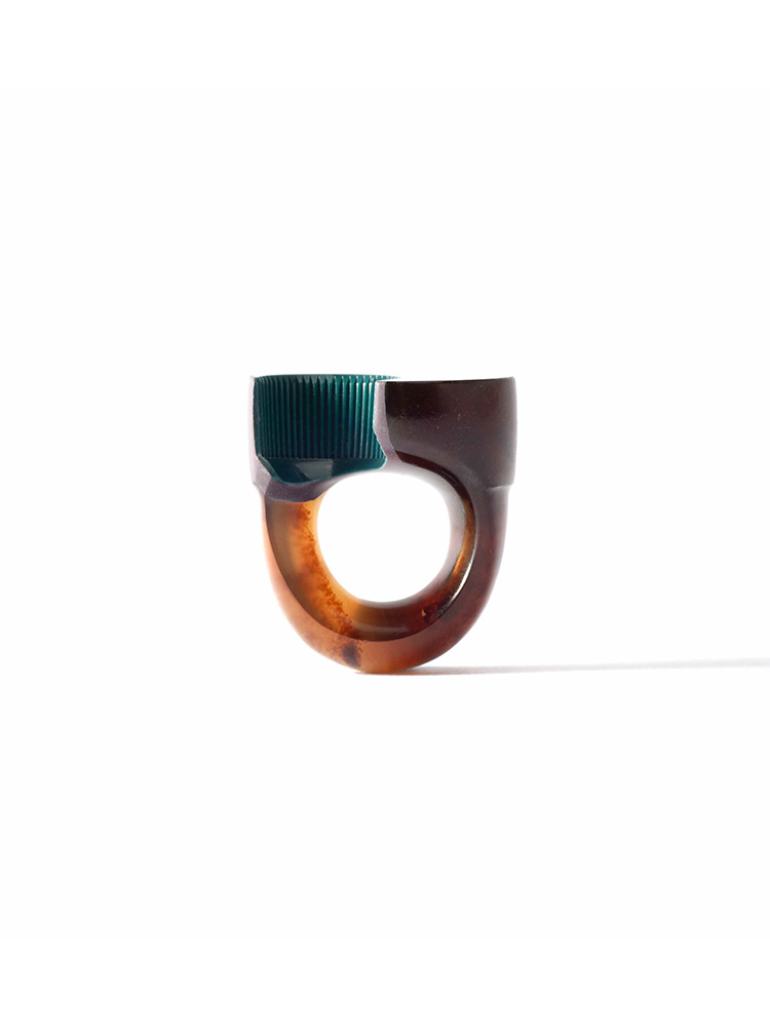 Yoojung Kim: 'Eye Drops Cap', Ring, Bernstein, Kunstharz recycelt
