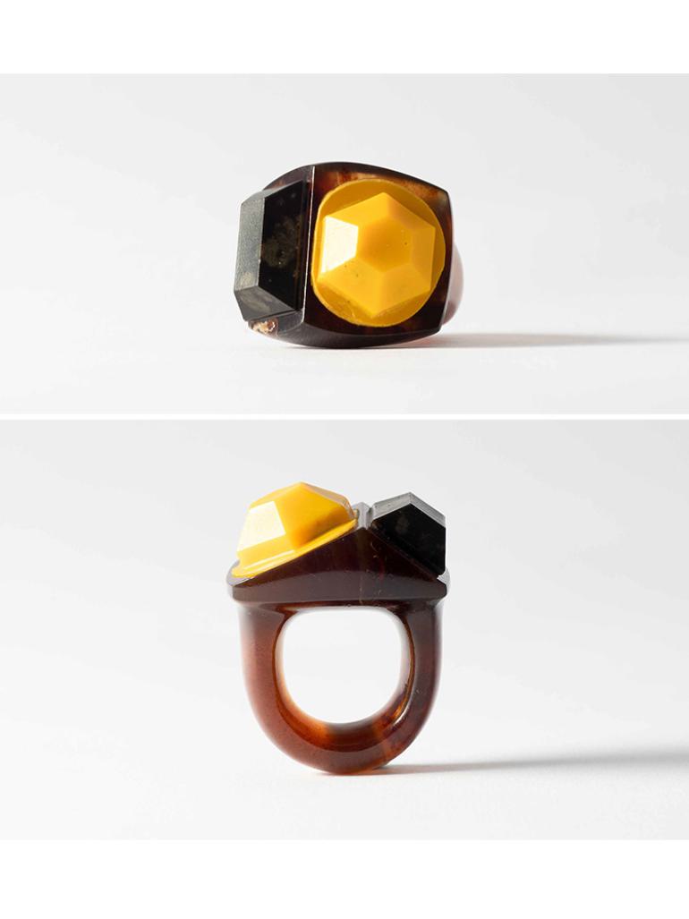 Yoojung Kim: 'Fake Gem', Ring 2025, Bernstein, Kunstharz recycelt