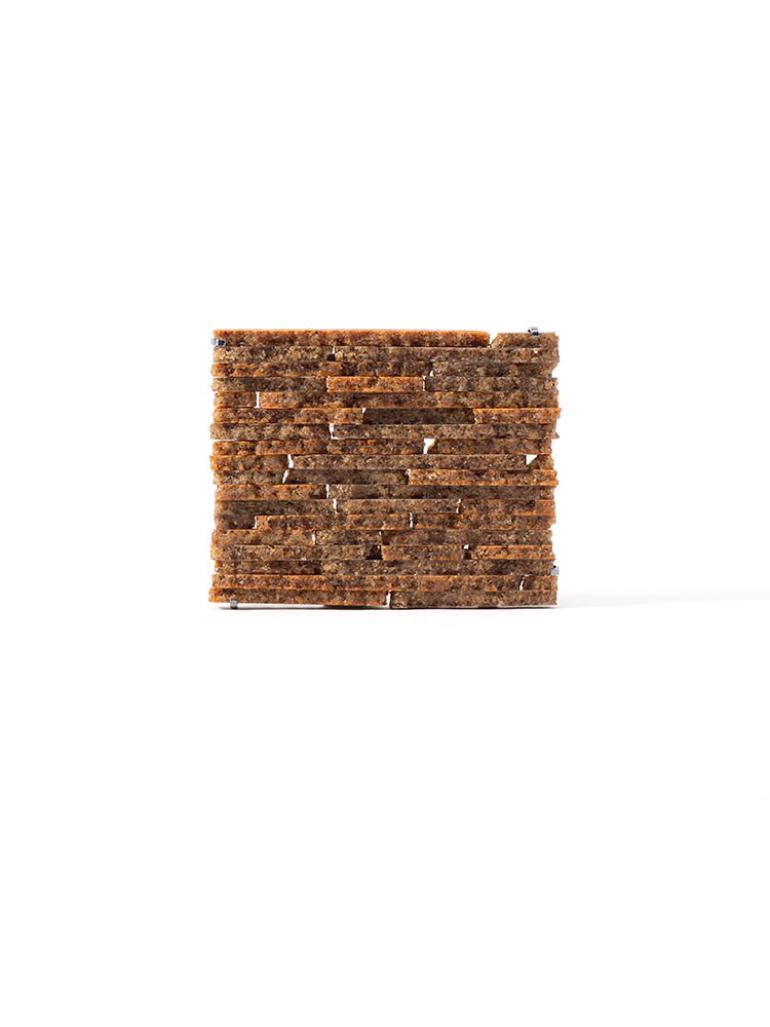 Yoojung Kim: 'Stratum 01', Brosche 2026, Bernstein, Kunstharz, Silber