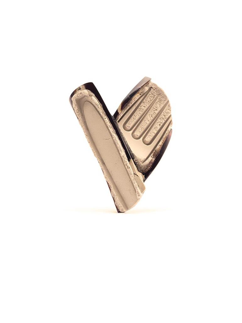 Yoojung Kim: 'Refuse to Disappear 1-4', Brosche aus Bernstein und recyceltem Kunstharz