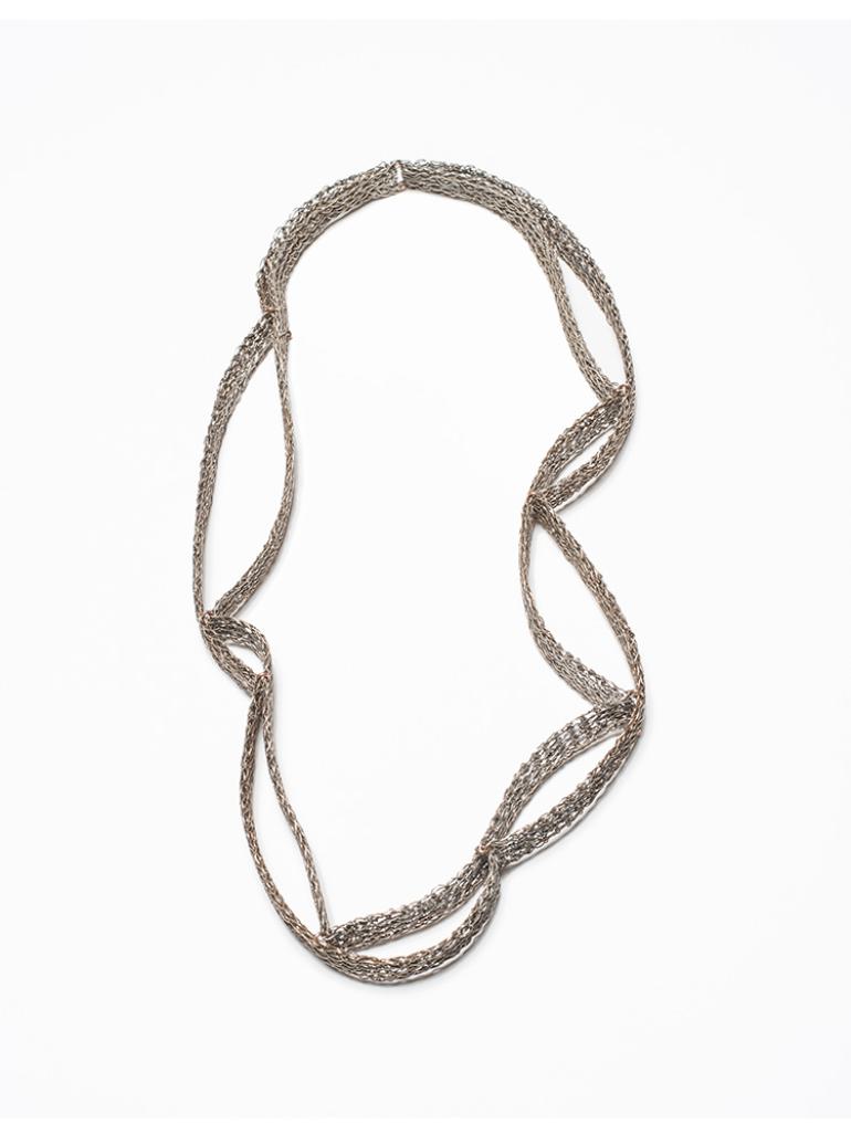 Doris Betz, Halsschmuck 'Ancona', Slberdraht, gestrickt, Rotgoldösen