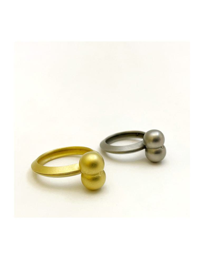 Esther Heite, 'Nucleus' Ringe, Edelstahl, vergoldet