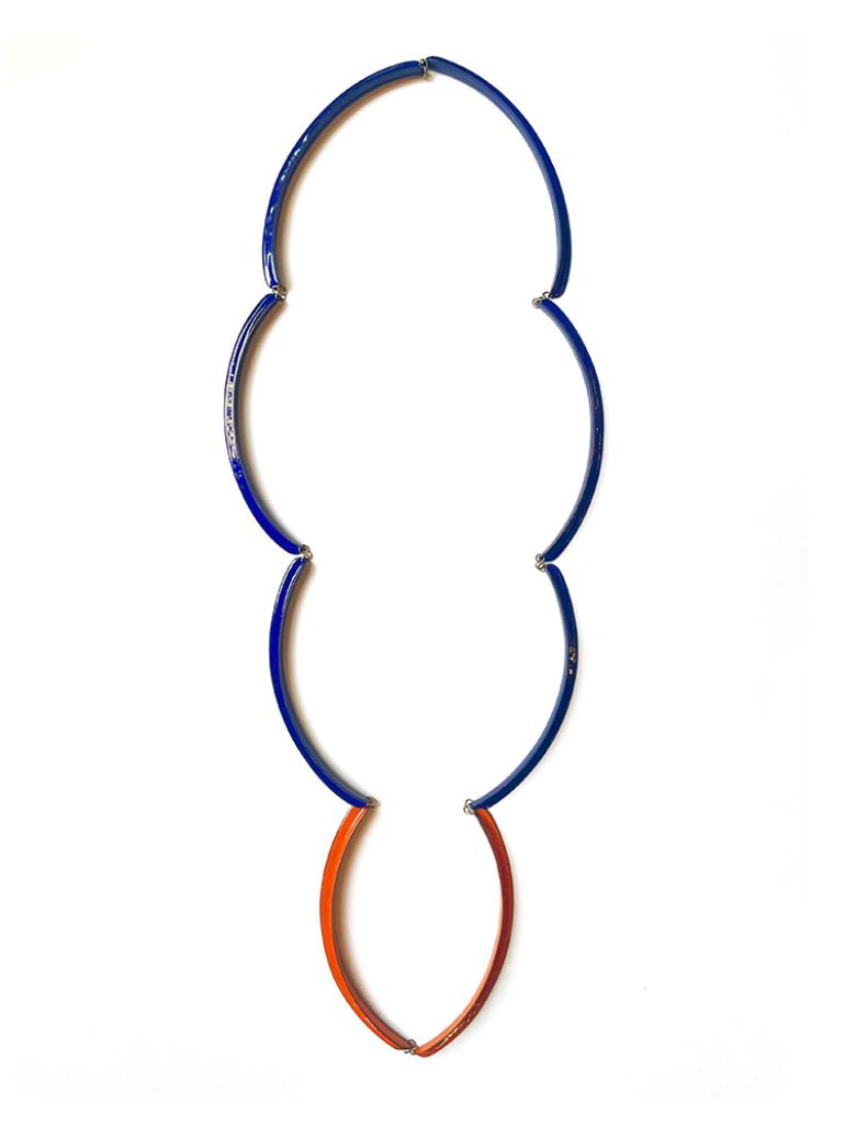 Helen Friesacher, Kette 'Wolke', Email blau und orange, Gold