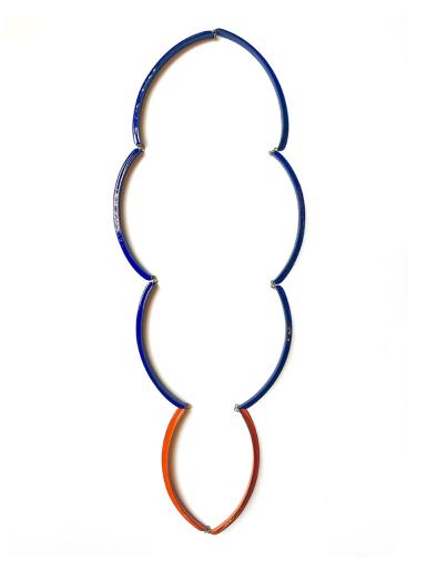 Helen Friesacher, Kette 'Wolke', Email blau und orange, Gold